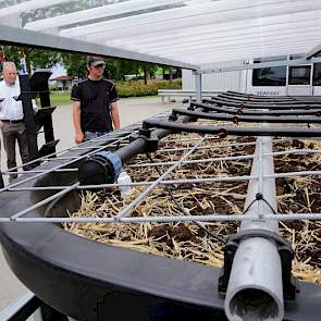 De PhytoBac van Bayer is zo'n systeem. Bacteriën breken gewasbeschermingsmiddelen af in een mengsel van stro en grond van het akkerbouwbedrijf.