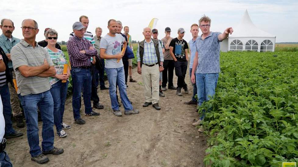 Uitleg over verschillende methodes om perceelsemissies van gewasbeschermingsmiddelen te voorkomen kregen de telers bij speciale demovelden.