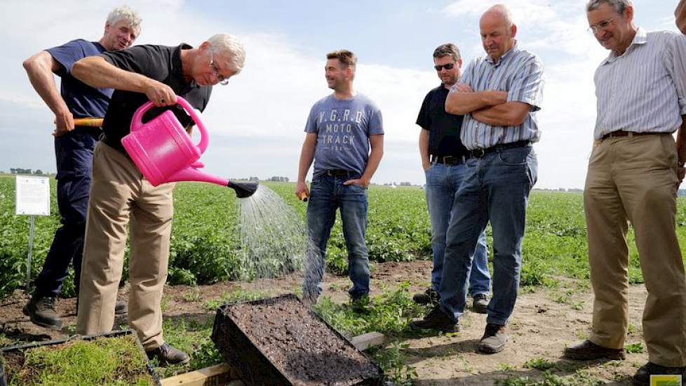 Water infiltreert beter in een begroeide dan in een kale helling.