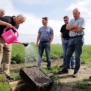 Water infiltreert beter in een begroeide dan in een kale helling.