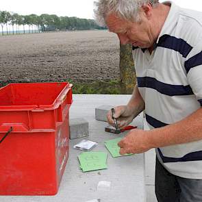 Medewerker Gerard van Dun schrijft de afkorting AB (Alibi) op briefjes.