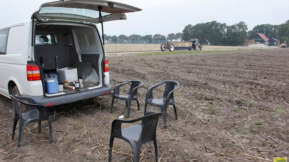 Het is nog even wachten op de koffie, dus Niels van Dun gaat zijn kar afladen met de heftruck.