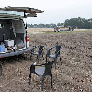 Het is nog even wachten op de koffie, dus Niels van Dun gaat zijn kar afladen met de heftruck.