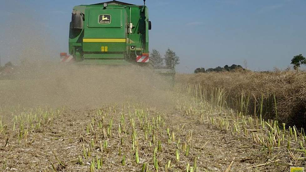 Het dorsen gebeurt met een John Deere 2058.