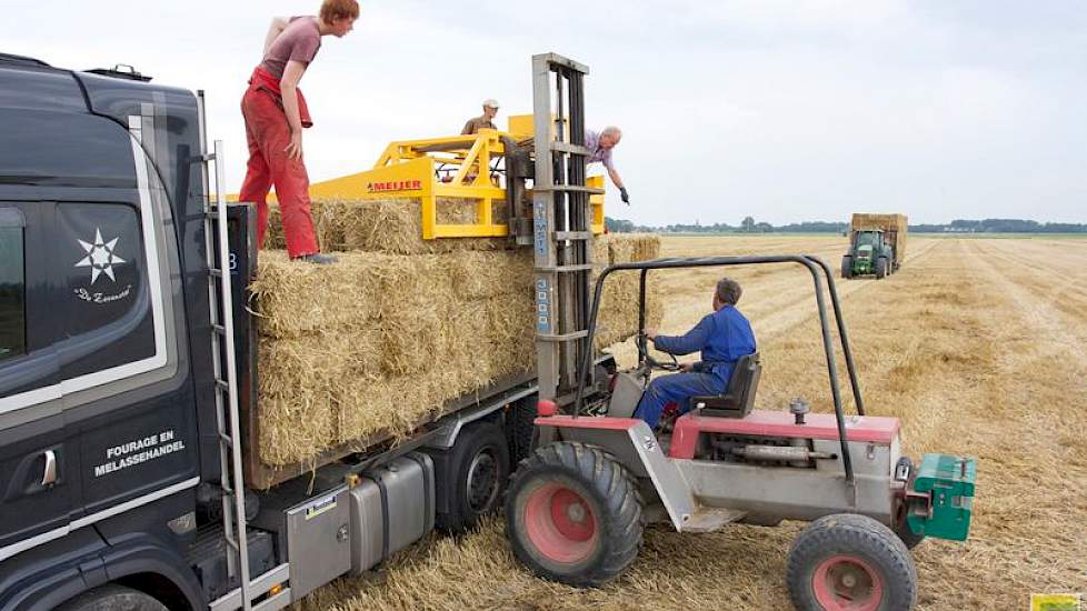 En als de aanhanger vol is, wordt de truck geladen.