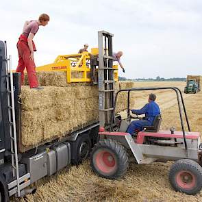 En als de aanhanger vol is, wordt de truck geladen.