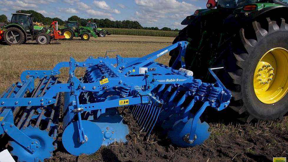 'Goede structuur is nooit te duur' was het thema van de dag. Bezoekers grapten over de mooie trekkers en werktuigen. Wat goed te zien was was de kwaliteit van werken met verschillende machines. Sommige machines 'kloppen' de grond te sterk op. Daar waar aa