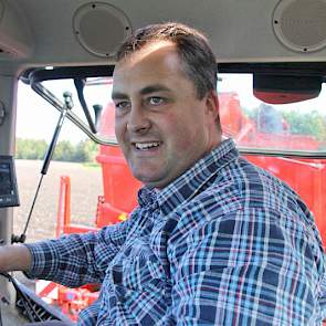 Jantinus Beijering rijdt de trekker. Zijn vader en twee medewerkers staan op de rooier.