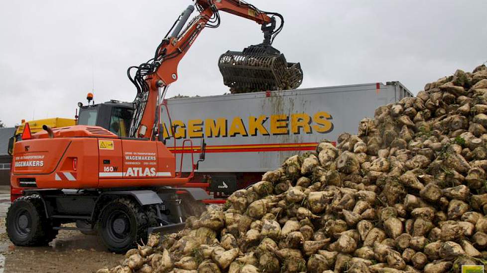 Kraanmachinist Jan Schouw grijpt de bieten bij Bouwmeester en deponeert ze in de wagen die de vracht naar Dinteloord brengt. Ook Schouw heeft diensten van 12 uur.