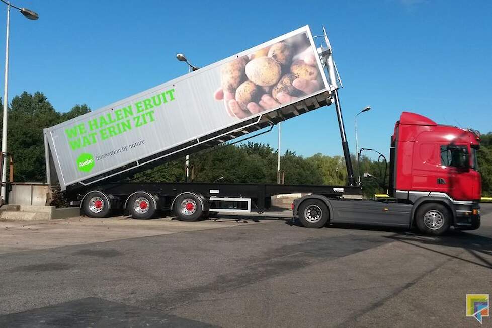 Het lossen van de aardappels in Gasselternijveen. De vrachtwagen is een nieuwe combinatie en betreft een zuinige dieselvrachtauto, een zogeheten Euro 6. Hiermee bespaart Avebe aanzienlijk op CO2-uitstoot in het aardappeltransport. De oplegger is bovendien