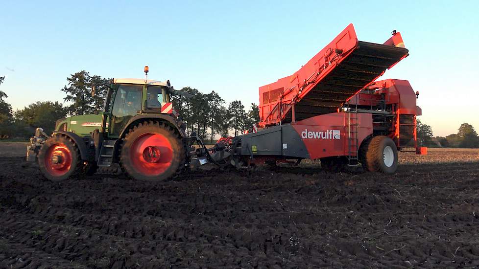 Aardappels rooien 2015 met Dewulf RS2060 en Fendt 413 Vario TMS