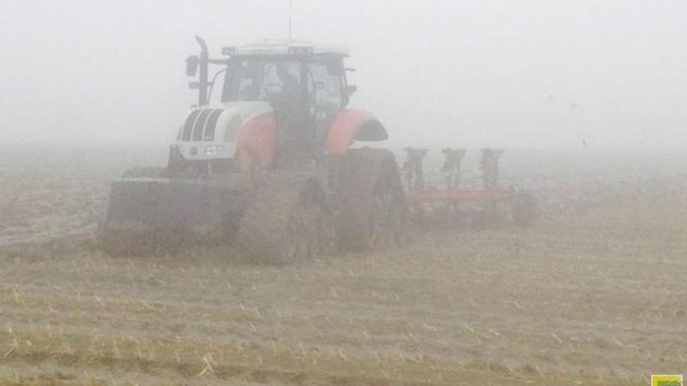 In mistig Noord-Groningen ploegt Arie van Os maïsland. ‘Lang leve de rupsen’, voegt hij daar aan toe.