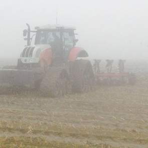 In mistig Noord-Groningen ploegt Arie van Os maïsland. ‘Lang leve de rupsen’, voegt hij daar aan toe.