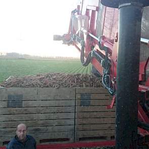 De aardappelrooier heeft een voorraadbunker, zodat de trekkers met de kistenkarren ook niet over de kopakkers hoeven te rijden. ‘Normaal als het droger is, rijden we met erg smalle banden tussen de ruggen door. Dat moeten we nu echt niet proberen’, zegt I