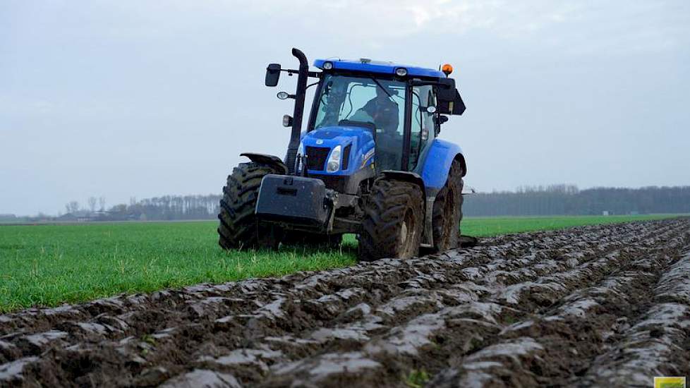 Het ploegen op dit perceel verloopt prachtig, zegt de akkerbouwer.