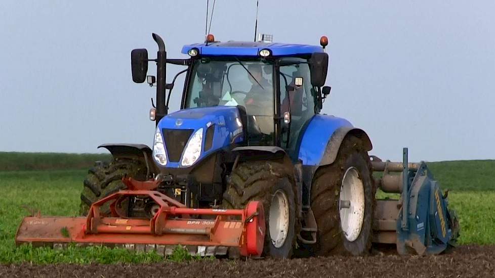 Ploegen en Spitten met New Holland. Akkerbouwb. Kolhorn.