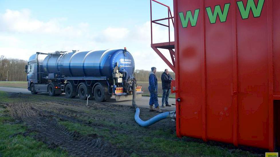 Terwijl de ene vrachtwagen met mest wordt gelost....