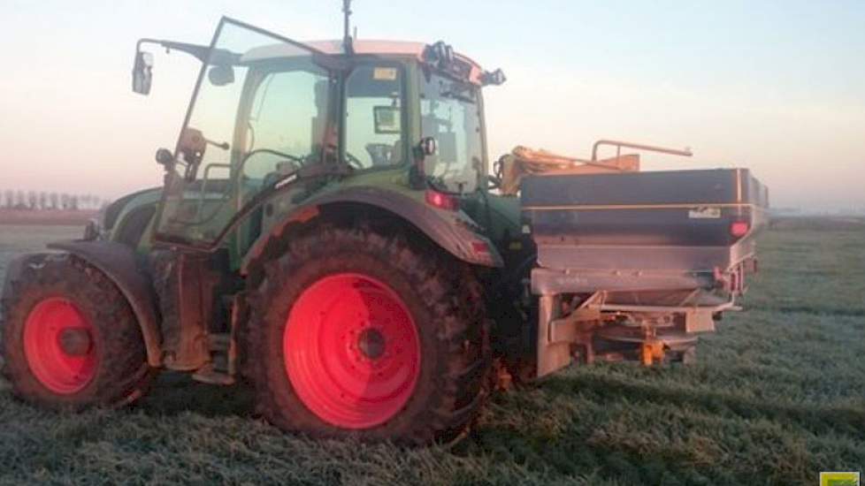 ‘We kunnen weer naar buiten’, twittert Frank Peter Kuijpers. Hij is druk bezig met KAS zwavel strooien op de tarwe.