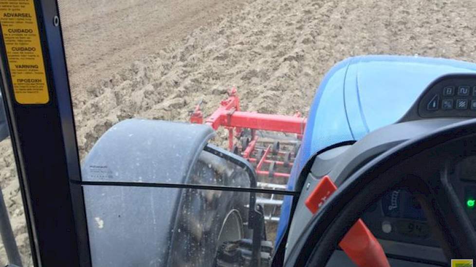 ‘Vanmorgen bij dag en dauw Bonalan gespoten en direct ingewerkt.’ Met dit middel hoopt hij de melden tegen te gaan. ‘Die groeien nogal op dit perceel.’