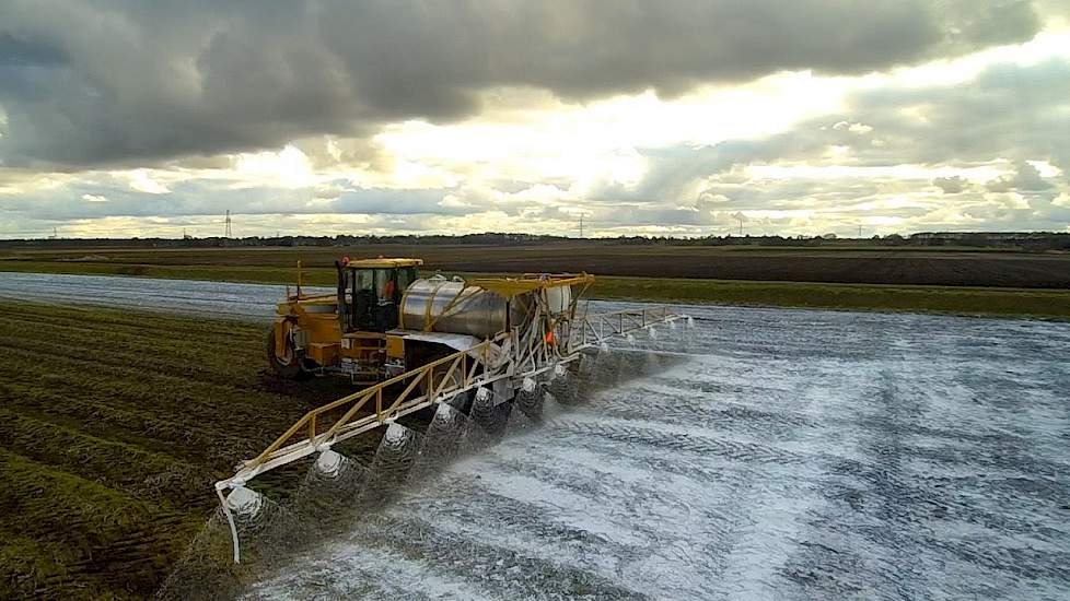 Kalk uitrijden met Terra Gator 8103 van Gromes Plender B.V Trekkerweb