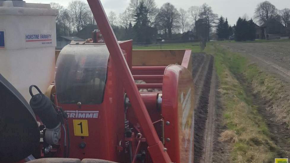 De mechanisatie heeft Hoiting gezamenlijk met zijn collega Sloots. Samen telen ze circa 75 hectare aardappelen. Daarnaast verzorgen ze in loonwerk de aardappelen van een collega-teler (circa 30 hectare aardappelen).