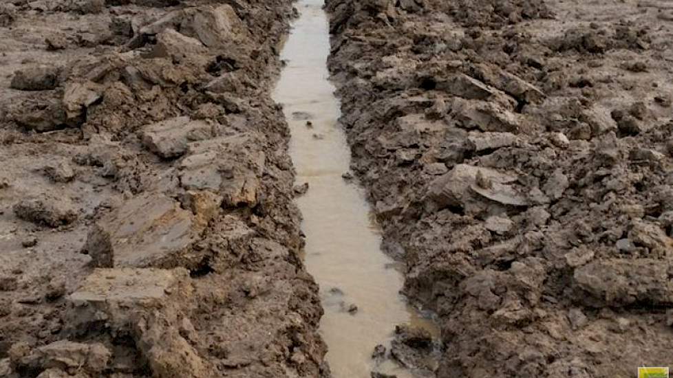 Omdat er nogal wat hoogteverschillen zitten in zijn percelen valt het niet overal mee om het water snel te laten weglopen.