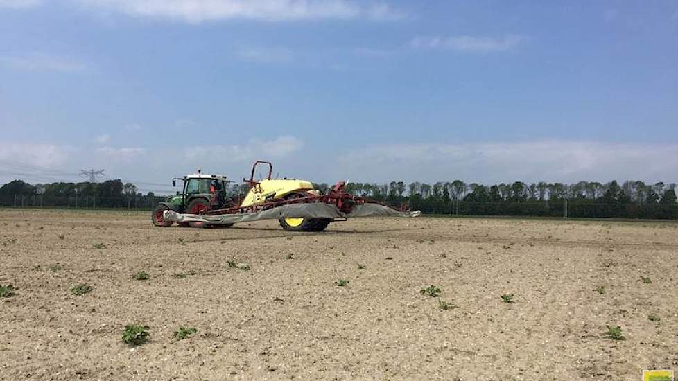 19 mei: In de demo geïntegreerde onkruidbeheersing wordt met diverse minimaal 75 procent driftarme technieken gespoten.