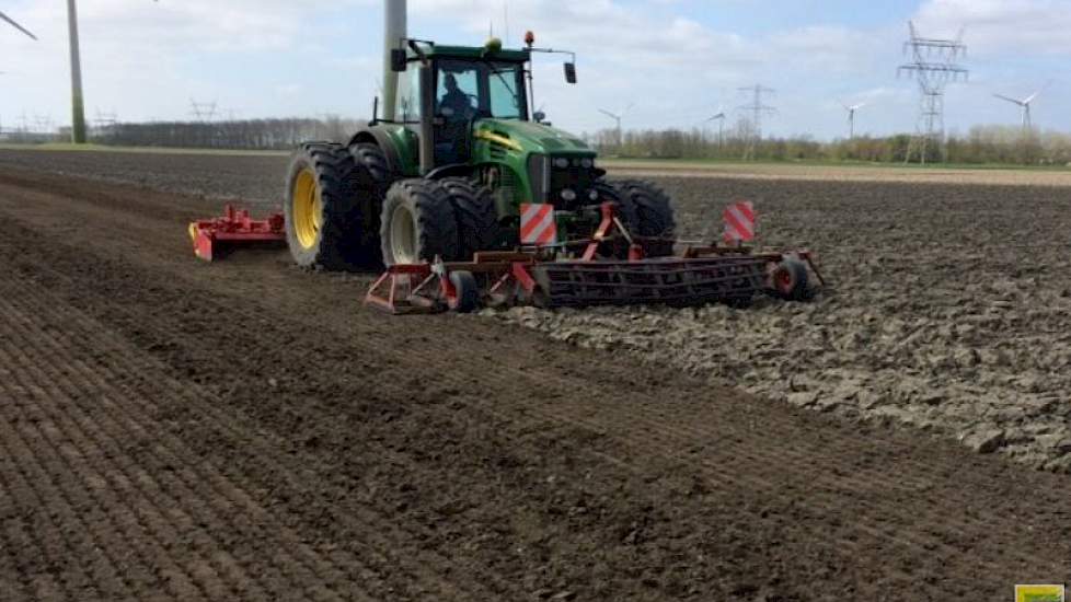 20 april 2016: Het is lang te nat geweest om het land klaar te leggen, maar nu is PPO het bietenland aan het klaarleggen met een rotorkopeg. Voorvrucht was maïs en aardappelen. Op dit perceel komen diverse proefvelden en demostroken in suikerbieten te lig