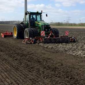 20 april 2016: Het is lang te nat geweest om het land klaar te leggen, maar nu is PPO het bietenland aan het klaarleggen met een rotorkopeg. Voorvrucht was maïs en aardappelen. Op dit perceel komen diverse proefvelden en demostroken in suikerbieten te lig