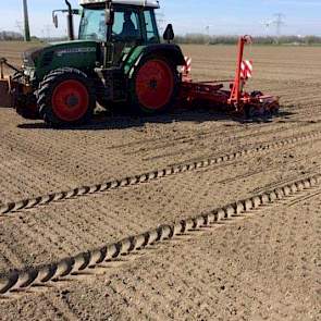 21 april: Op hetzelfde perceel wordt met een praktijkmachine van PPO een aantal demovelden gezaaid.