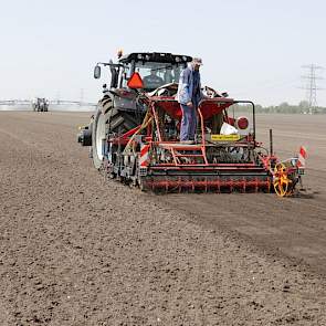 Medewerker Kor van der Meer van Agrivision BV rijdt de 52-rijige zaaimachine, de machine draait op lucht.