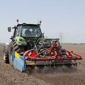 Voor het zaaien bewerkt Wilbert Siebring zelf het land, hij  is aan het spitten.