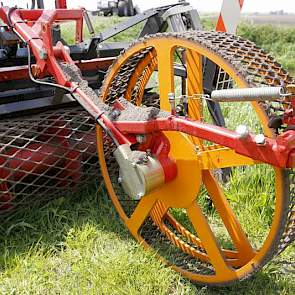 Het oranje wiel achter de machine is het elektrische stappenwiel. Dit werkt samen met de computer op de zaaimachine. Hierdoor is de zaaihoeveelheid zeer nauwkeurig te bepalen.