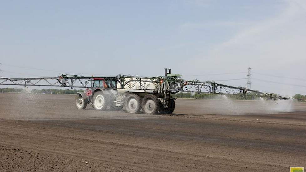 Direct na het zaaien wordt papiercellulose uitgereden tegen het stuiven, door de combinatie Cintegro en Van Dun.