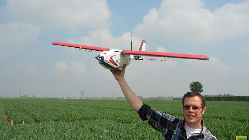 Jeroen van der Wel van loonbedrijf Den Bakker toont de Precision Hawk, een Amerikaanse drone in de vorm van een vliegtuig voor onder meer dataverwerking, het meten van bladmassa, bladactiviteit en zelfs het tellen van individuele plantjes. Den Bakker is i