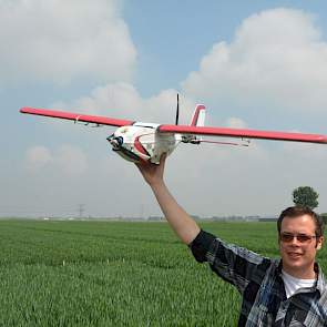 Jeroen van der Wel van loonbedrijf Den Bakker toont de Precision Hawk, een Amerikaanse drone in de vorm van een vliegtuig voor onder meer dataverwerking, het meten van bladmassa, bladactiviteit en zelfs het tellen van individuele plantjes. Den Bakker is i