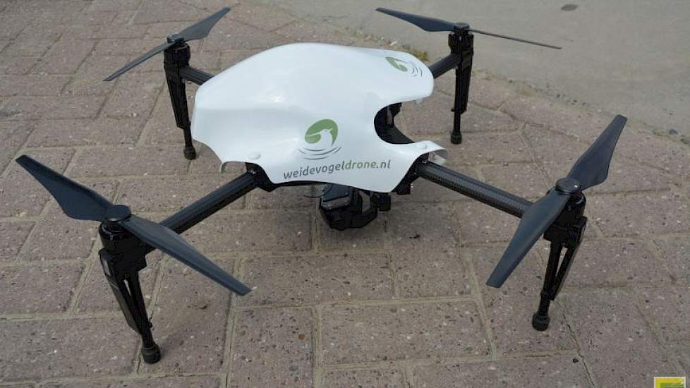 De tweede drone van Clear Flight Solutions is juist bedoeld om vogels te beschermen.  De weidevogeldrone is ontwikkeld voor een project waarin onder meer de provincie Overijssel partner is. De drone detecteert eieren en nesten in een perceel en geeft de c