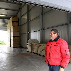 Speciaal voor de opslag van aardappelen en uien heeft Klaas Westerhuis twee delen van de bewaarschuur gereserveerd voor opslag van kisten. Hij heeft er een koelsysteem laten aanleggen maar deze sinds de oplevering in september nog niet gebruikt. Hij zet n