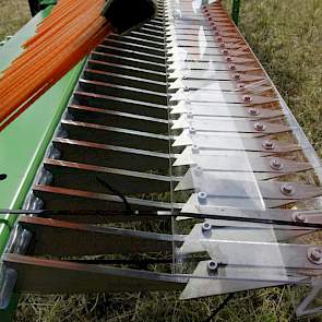 De richtingshoek en de ruimte tussen de messen is verstelbaar. Voor een aantal gewassen is ervaring met de afstelling. Per geval is het van belang de afstelling goed te kiezen en de rijsnelheid optimaal te hebben.