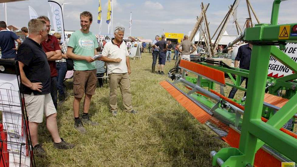 De CombCut kamt en snijdt onkruid uit graan. Volgens Martin Heerema van de importeur van dit werktuig gebruiken melkveehouders de machine ook steeds vaker om distels uit grasland te halen. Voor akkerbouwers is de machine geschikt om aardappelopslag aan te