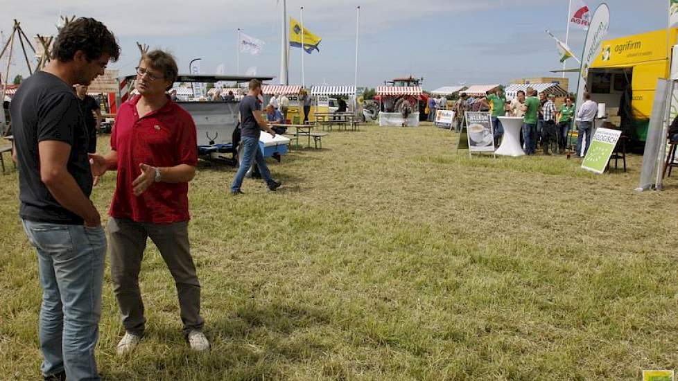 De Biovelddag richt zich sterker op de boer dan de Biobeurs. Daarmee is het ook een agrarische ontmoetingsplek geworden. Volgens Geertje Schlaman van de organisatie slaagt de biologische sector met twee grote elementen erin om de keten ontmoetingsmomenten