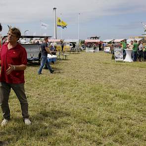 De Biovelddag richt zich sterker op de boer dan de Biobeurs. Daarmee is het ook een agrarische ontmoetingsplek geworden. Volgens Geertje Schlaman van de organisatie slaagt de biologische sector met twee grote elementen erin om de keten ontmoetingsmomenten