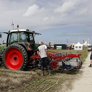 Mechanisatie is veelzijdiger geworden voor biologische boeren. Hier blijken ook gangbare bedrijven interesse te hebben. Gespecialiseerde loonwerkers kunnen een deel van de chemie bijvoorbeeld verruilen voor mechanische onkruidbestrijding.