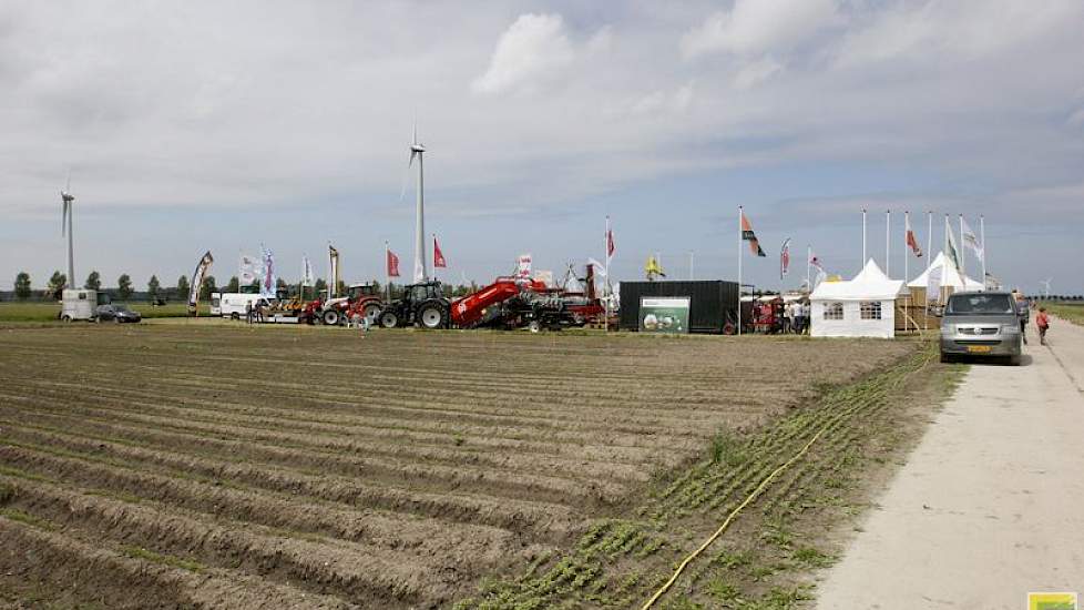 Bedrijven presenteerden zich op een deel van de Broekemahoeve. Achter de bedrijvenmarkt liggen proefvelden met gewassen en was een demonstratie met ecoploegen. Op de Broekemahoeve loopt ook het langdurige onderzoek naar het effect van minimale grondbewerk