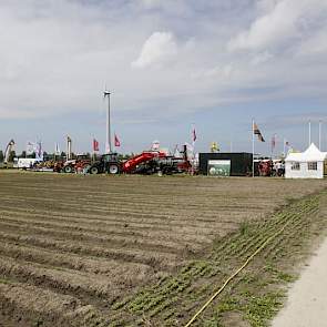 Bedrijven presenteerden zich op een deel van de Broekemahoeve. Achter de bedrijvenmarkt liggen proefvelden met gewassen en was een demonstratie met ecoploegen. Op de Broekemahoeve loopt ook het langdurige onderzoek naar het effect van minimale grondbewerk