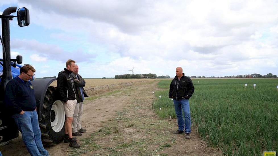 Frank Druyff vertelde de bezoekers meer over de eigenschappen van de Hazera-rassen. Hazera mikt op harde uien. Bewaarbaar en huidvast zijn van belang om de kwaliteit na een lange zeereis goed te houden, zegt gewasspecialist uien in het noorden Hein Molenk