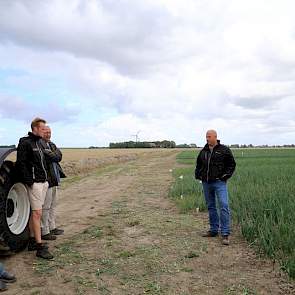 Frank Druyff vertelde de bezoekers meer over de eigenschappen van de Hazera-rassen. Hazera mikt op harde uien. Bewaarbaar en huidvast zijn van belang om de kwaliteit na een lange zeereis goed te houden, zegt gewasspecialist uien in het noorden Hein Molenk