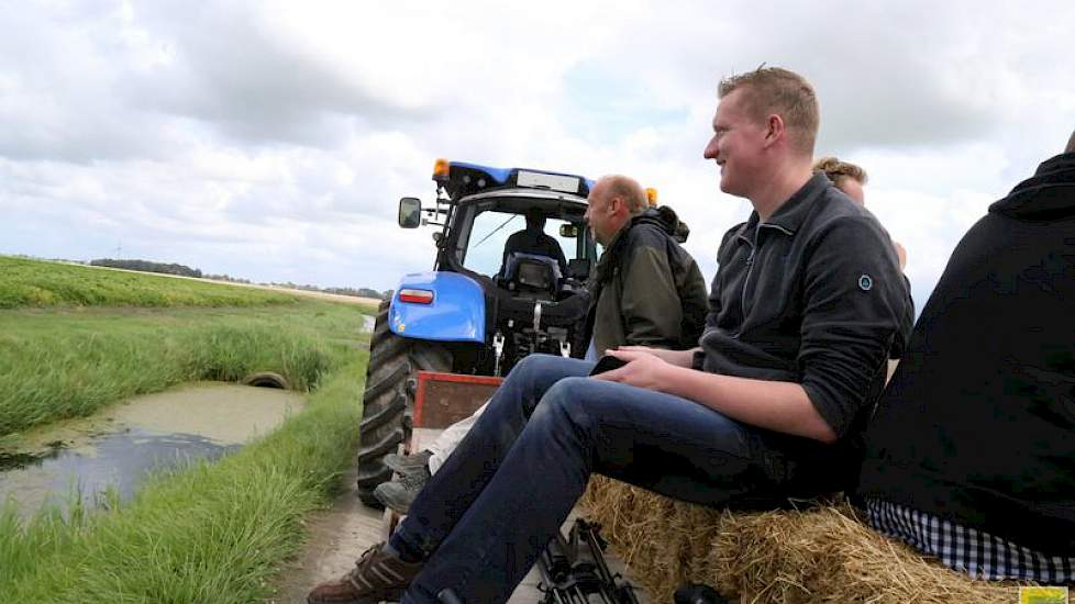 Op de kar gingen de boeren naar het demoveld. Het perceel ligt bij akkerbouwer Klaas Jan Jensma.