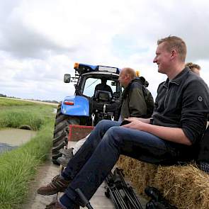 Op de kar gingen de boeren naar het demoveld. Het perceel ligt bij akkerbouwer Klaas Jan Jensma.