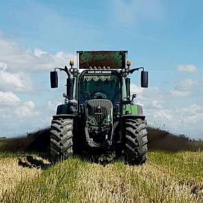 Bij het zaaien van de tarwe is rietzwenkgras meegezaaid. Deze aanpak bevalt de akkerbouwer uit Swifterbant goed. ‘Als de tarwe er af is, staat de groenbemester er al. Groenbemester zaaien nadat de tarwe is geoogst, valt wel eens tegen. En nu met de mest e